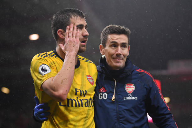 BOURNEMOUTH, ENGLAND - DECEMBER 26: Sokratis Papastathopoulos of Arsenal speaks to Dr Gary O'Driscoll, Team Doctor of Arsenal following a knock to his head during the Premier League match between AFC Bournemouth and Arsenal FC at Vitality Stadium on December 26, 2019 in Bournemouth, United Kingdom. (Photo by Dan Mullan/Getty Images)