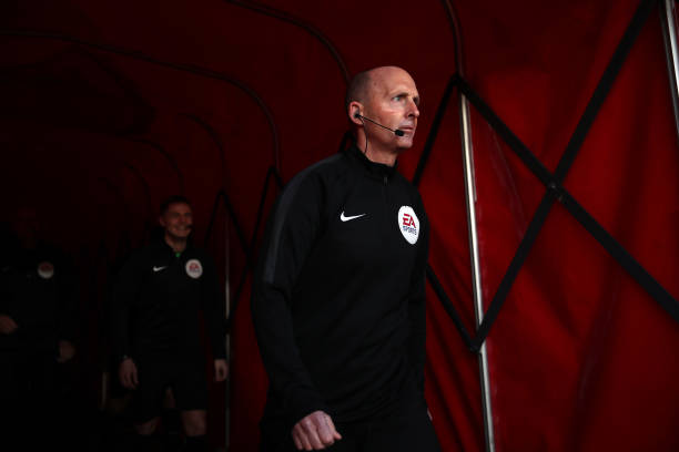 LONDON, ENGLAND - JANUARY 18: Referee Mike Dean in action on his 500th Premier League match during the Premier League match between Arsenal FC and Sheffield United at Emirates Stadium on January 18, 2020 in London, United Kingdom. (Photo by Christopher Lee/Getty Images)