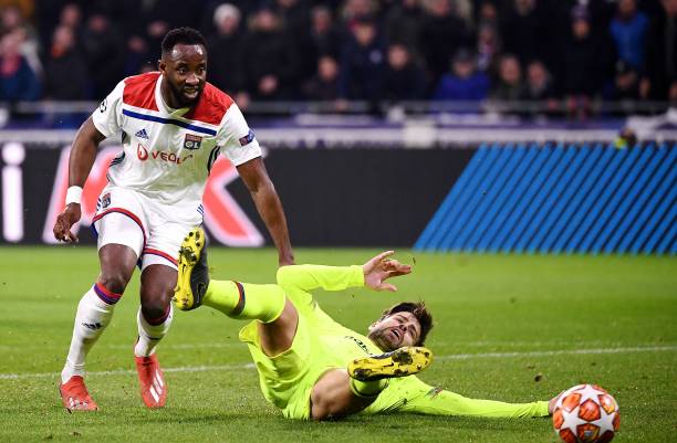 Barcelona's Spanish defender Gerrad Pique (R) vies with Lyon's French forward Moussa Dembele during the UEFA Champions League round of 16 first leg football match between Lyon (OL) and FC Barcelona on February 19, 2019, at the Groupama Stadium in Decines-Charpieu, central-eastern France. (Photo by FRANCK FIFE / AFP)        (Photo credit should read FRANCK FIFE/AFP via Getty Images)