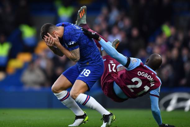 TOPSHOT - Chelsea's French striker Olivier Giroud (L) clashes with West Ham United's Italian defender Angelo Ogbonna during the English Premier League football match between Chelsea and West Ham United at Stamford Bridge in London on November 30, 2019. (Photo by Ben STANSALL / AFP) 