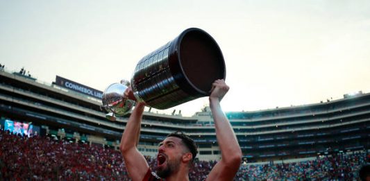 LIMA, PERU - NOVEMBER 23: Pablo Mari of Flamengo lifts the trophy after winning during the final match of Copa CONMEBOL Libertadores 2019 between Flamengo and River Plate at Estadio Monumental on November 23, 2019 in Lima, Peru. (Photo by Daniel Apuy/Getty Images)