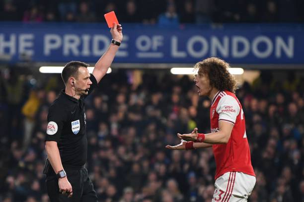 Referee Stuart Atwell (L) shows a red card to Arsenal's Brazilian defender David Luiz (R) to send him off for fouling Chelsea's English striker Tammy Abraham during the English Premier League football match between Chelsea and Arsenal at Stamford Bridge in London on January 21, 2020. (Photo by DANIEL LEAL-OLIVAS / AFP)