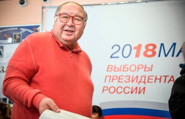 Russian businessman Alisher Usmanov casts his ballot at a polling station during Russia's presidential election in Moscow on March 18, 2018. / AFP PHOTO / Alexander NEMENOV