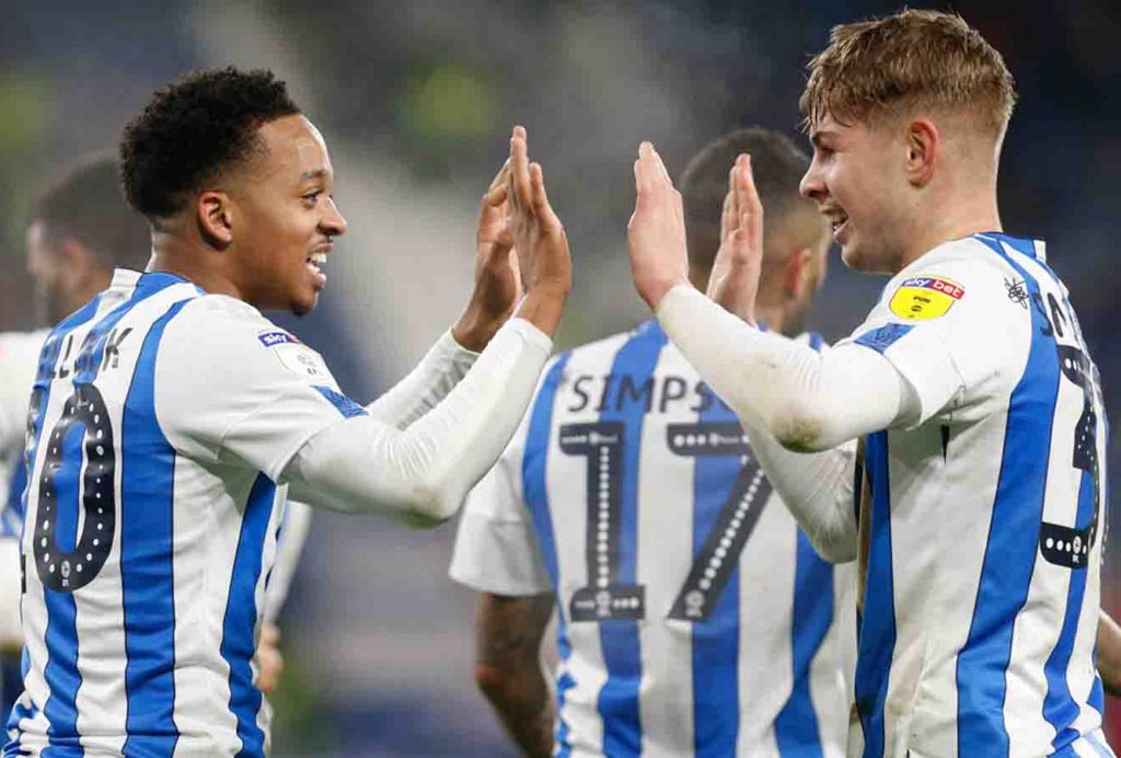 Emile Smith Rowe with Chris Willock for Huddersfield Town (Photo via Twitter / HTAFC)