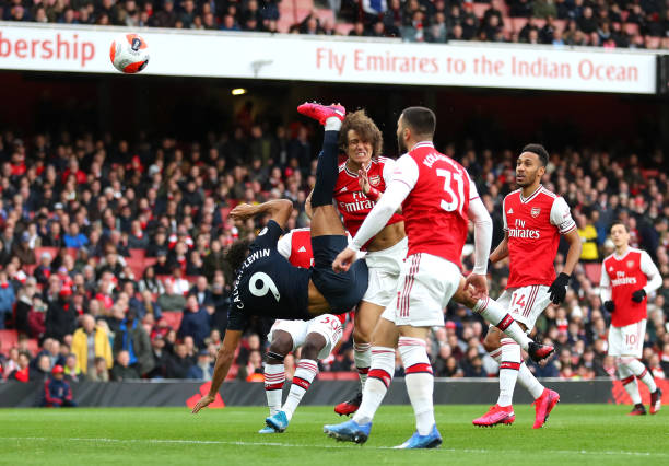 Dominic Calvert-Lewin of Everton scores his team's first goal during the Premier League match between Arsenal FC and Everton FC at Emirates Stadium on February 23, 2020 in London, United Kingdom.