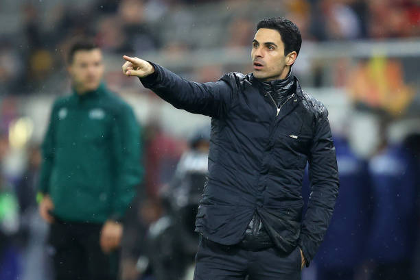 Mikel Arteta, Manager of Arsenal gives his team instructions during the UEFA Europa League round of 32 first leg match between Olympiacos FC and Arsenal FC at Karaiskakis Stadium on February 20, 2020 in Piraeus, Greece.