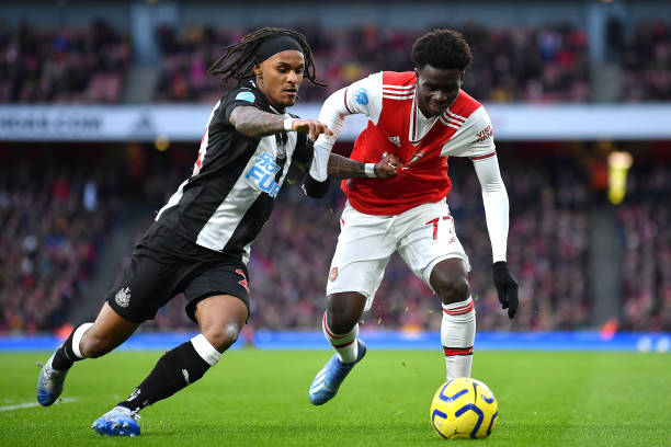 LONDON, ENGLAND - FEBRUARY 16: Bukayo Saka of Arsenal and Valentino Lazaro of Newcastle United battle for possession during the Premier League match between Arsenal FC and Newcastle United at Emirates Stadium on February 16, 2020 in London, United Kingdom. (Photo by Justin Setterfield/Getty Images)