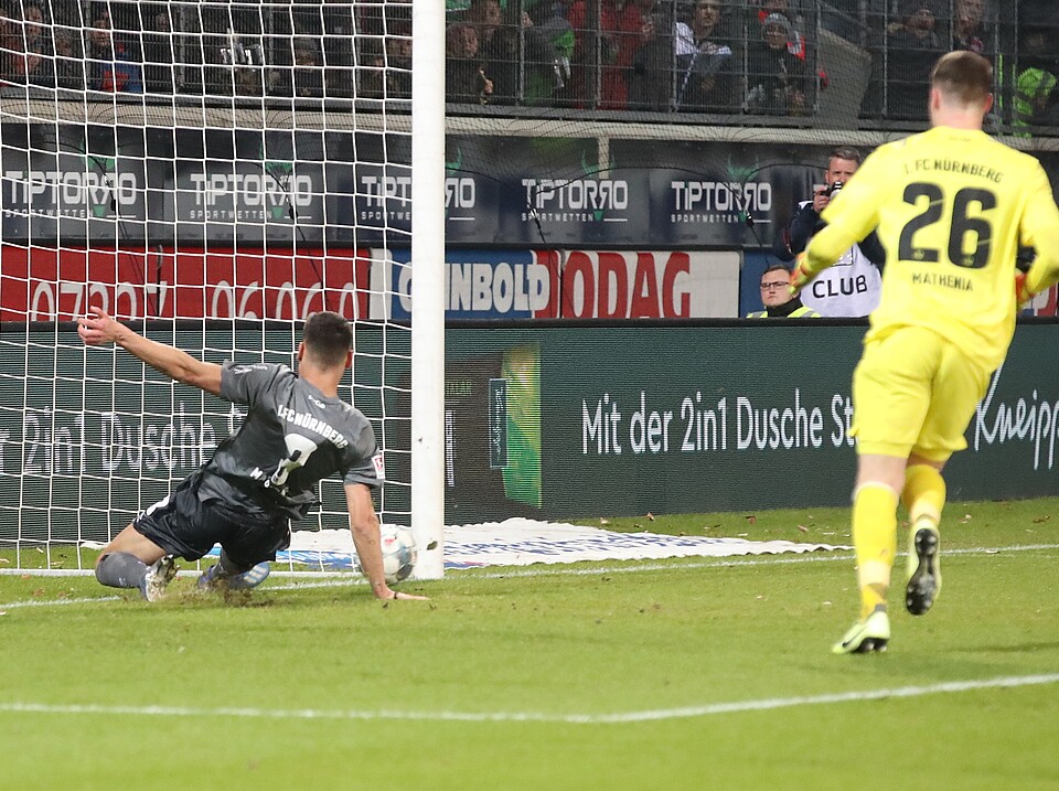 Konstantinos Mavropanos makes goalline clearance for FC Nürnberg (Photo via FCN.de)