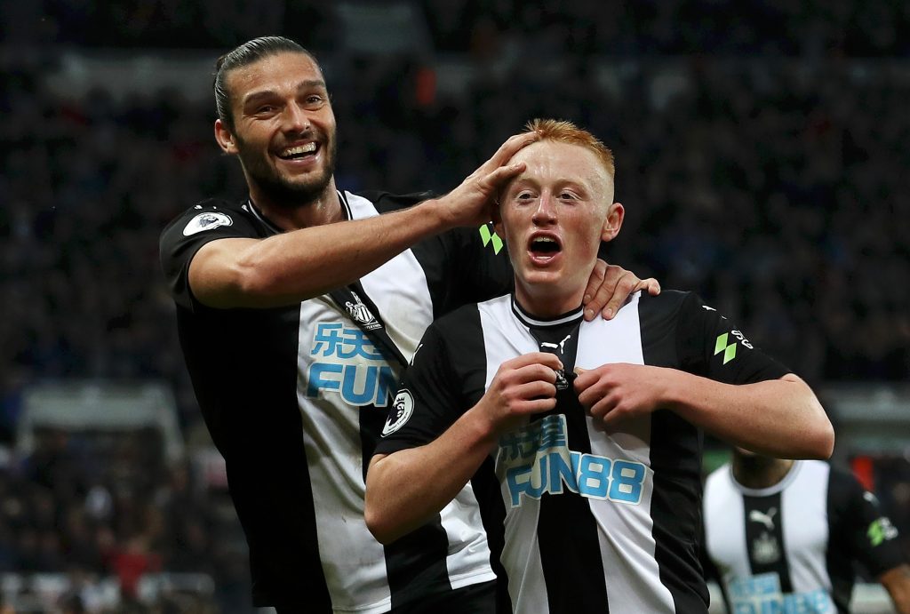 NEWCASTLE UPON TYNE, ENGLAND - OCTOBER 06: Matthew Longstaff of Newcastle United celebrates with teammate Andy Carroll after scoring his team's first goal during the Premier League match between Newcastle United and Manchester United at St. James Park on October 06, 2019, in Newcastle upon Tyne, United Kingdom. (Photo by Ian MacNicol/Getty Images)