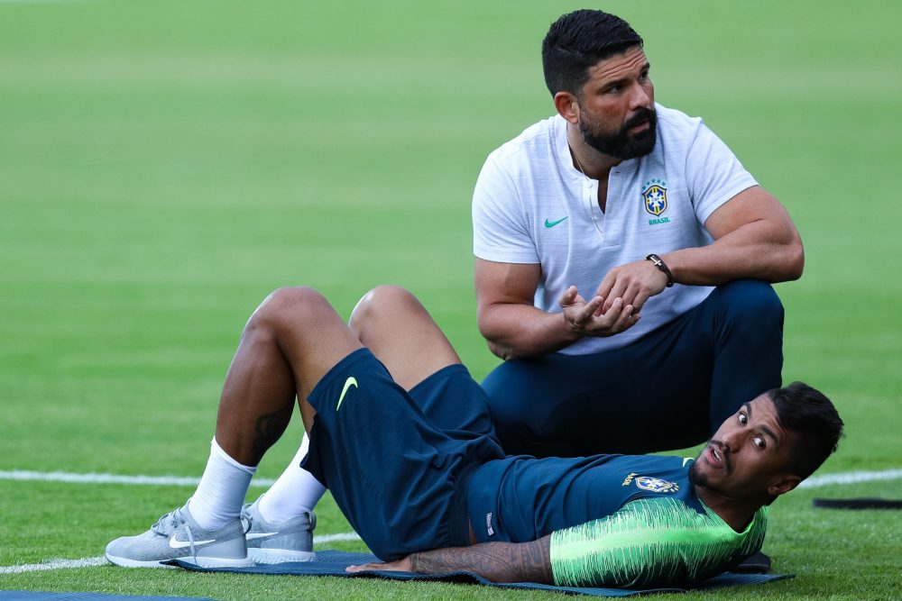 KAZAN, RUSSIA - JULY 05: Paulinho recovers with the physiotherapist Bruno Mazziotti during a Brazil training session ahead of the the 2018 FIFA World Cup Russia Quarter Final match between Brazil and Belgium at Tsentralny Stadium on July 5, 2018 in Kazan, Russia. (Photo by Buda Mendes/Getty Images)