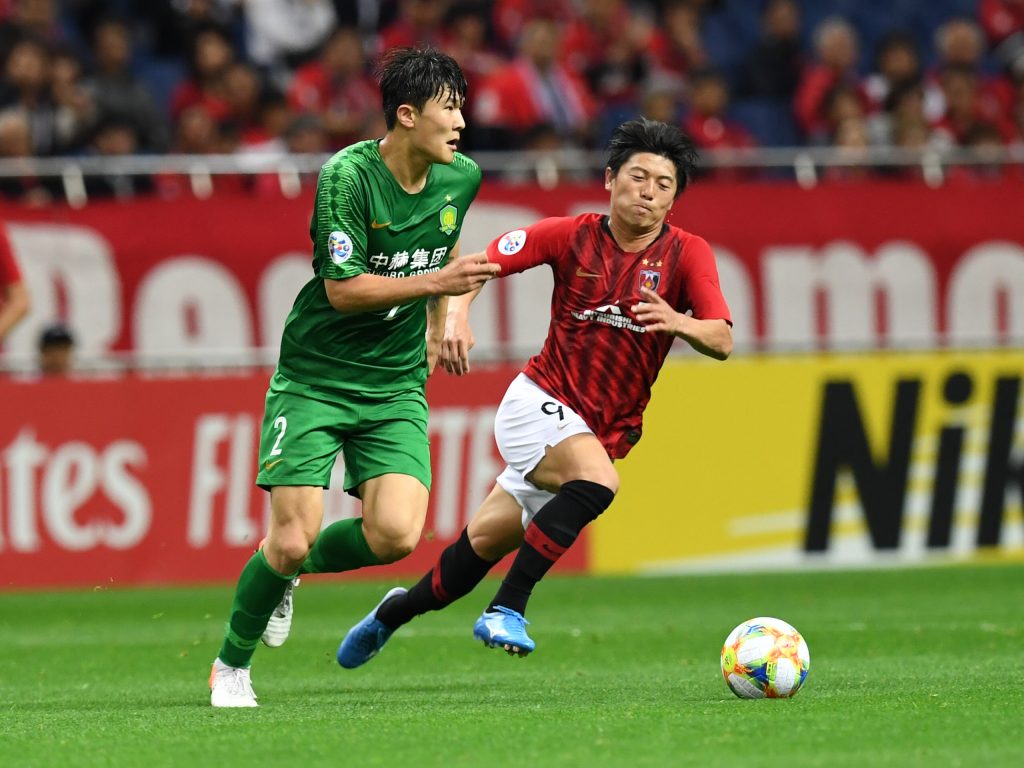 Urawa Reds' Yuki Muto (R) fights for the ball with Beijing Guoan's Kim Min-jae during the AFC Champions League group G football match between Japan's Urawa Reds and China's Beijing Guoan in Saitama on May 21, 2019. (Photo by Toshifumi KITAMURA / AFP)        (Photo credit should read TOSHIFUMI KITAMURA/AFP via Getty Images)