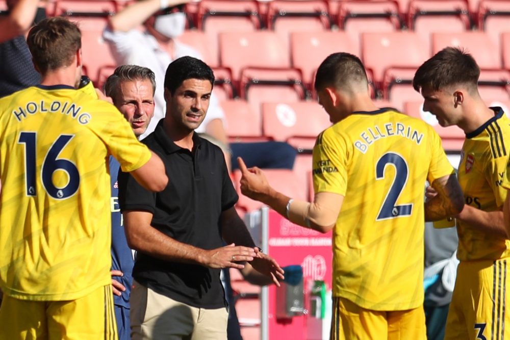 Arsenal's Spanish head coach Mikel Arteta instructs players at drinks break during the English Premier League football match between Southampton and Arsenal at St Mary's Stadium in Southampton, southern England on June 25, 2020. (Photo by Catherine Ivill / POOL / AFP)