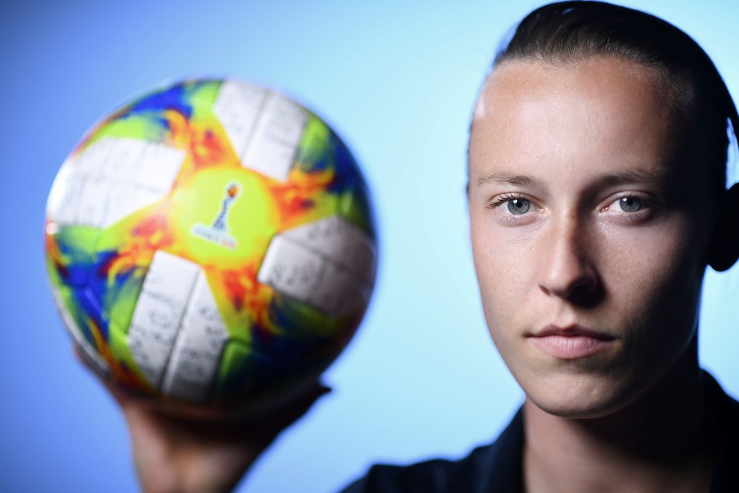 France's goalkeeper Pauline Peyraud-Magnin poses during a photo session on May 28, 2019 in Clairefontaine en Yvelines. (Photo by FRANCK FIFE / AFP) (Photo credit should read FRANCK FIFE/AFP via Getty Images)