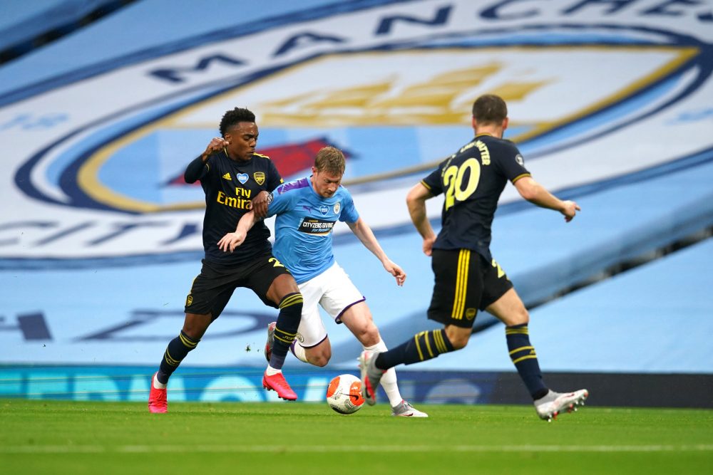 MANCHESTER, ENGLAND - JUNE 17: Joe Willock of Arsenal battles for possession with Kevin De Bruyne of Manchester City during the Premier League match between Manchester City and Arsenal FC at Etihad Stadium on June 17, 2020 in Manchester, United Kingdom. (Photo by Dave Thompson/ Pool via Getty Images)
