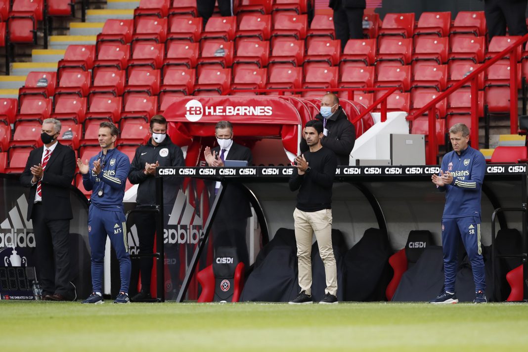 SHEFFIELD, ENGLAND - JUNE 28: Mikel Arteta, Manager of Arsenal and surrounding staff takes part in the minutes applause in support of the NHS and Keyworkers during the FA Cup Fifth Quarter Final match between Sheffield United and Arsenal FC at Bramall Lane on June 28, 2020 in Sheffield, England. (Photo by Andrew Boyers/Pool via Getty Images)