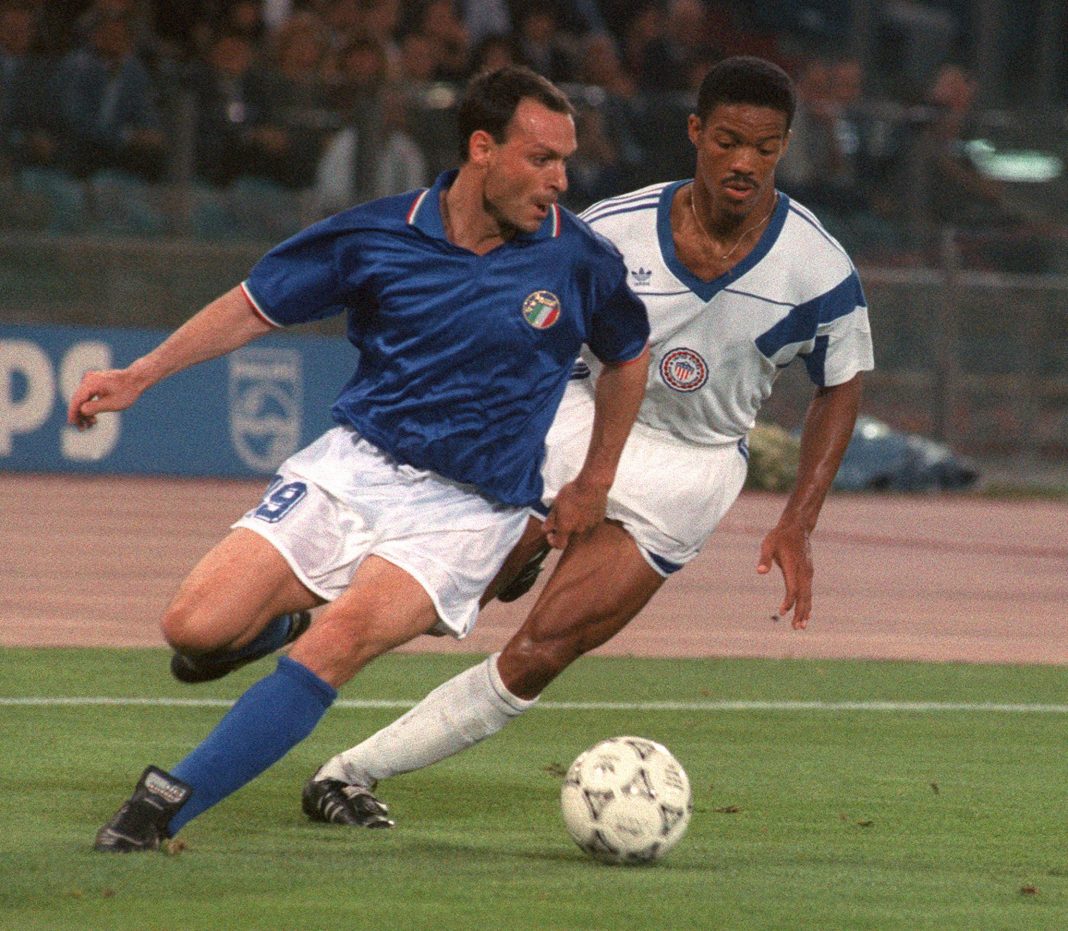 Italian forward Salvatore Schillaci (L) tries to control the ball under pressure from US defender Jimmy Banks during the World Cup first round soccer match between Italy and the United States 14 June 1990 in Rome. Italy won 1-0. AFP PHOTO (Photo by STAFF / AFP)