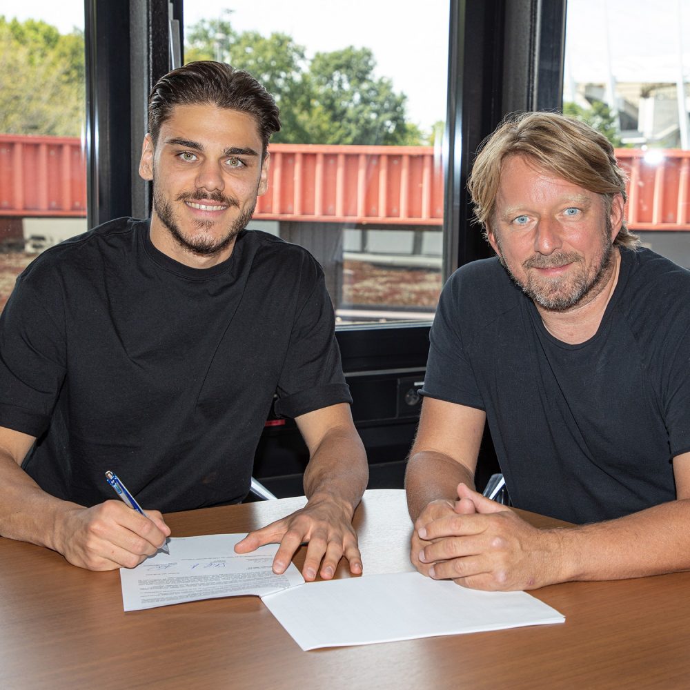Konstantinos Mavropanos signing with Stuttgart (Photo via Chris Wheatley on Twitter)