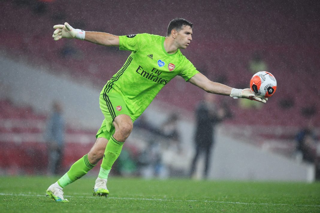 LONDON, ENGLAND - JULY 07: Emiliano Martinez of Arsenal takes a goal kick during the Premier League match between Arsenal FC and Leicester City at Emirates Stadium on July 07, 2020 in London, England. Football Stadiums around Europe remain empty due to the Coronavirus Pandemic as Government social distancing laws prohibit fans inside venues resulting in all fixtures being played behind closed doors. (Photo by Michael Regan/Getty Images)