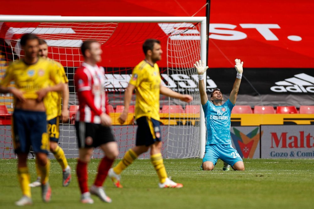 Arsenal's Argentinian goalkeeper Emiliano Martinez (R) celebrates at the final whistle during the English FA Cup quarter-final football match between Sheffield United and Arsenal at Bramall Lane in Sheffield, northern England on June 28, 2020. (Photo by ANDREW BOYERS / POOL / AFP)