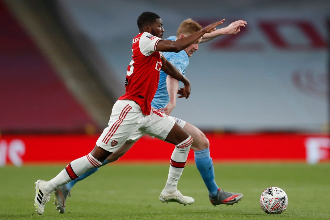 Arsenal's English midfielder Ainsley Maitland-Niles (L) challenges Manchester City's Belgian midfielder Kevin De Bruyne (R) during the English FA Cup semi-final football match between Arsenal and Manchester City at Wembley Stadium in London, on July 18, 2020. (Photo by MATTHEW CHILDS/POOL/AFP via Getty Images)