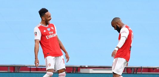 Arsenal's Gabonese striker Pierre-Emerick Aubameyang (L) celebrates scoring the opening goal with Arsenal's French striker Alexandre Lacazette (R) during the English FA Cup semi-final football match between Arsenal and Manchester City at Wembley Stadium in London, on July 18, 2020. (Photo by JUSTIN TALLIS / POOL / AFP)
