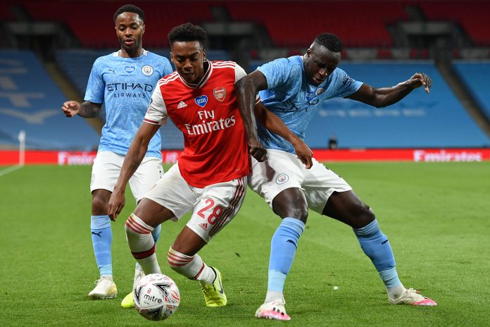 Arsenal's English midfielder Joe Willock (C) tangles with Manchester City's French defender Benjamin Mendy (R) during the English FA Cup semi-final football match between Arsenal and Manchester City at Wembley Stadium in London, on July 18, 2020. (Photo by JUSTIN TALLIS/POOL/AFP via Getty Images)