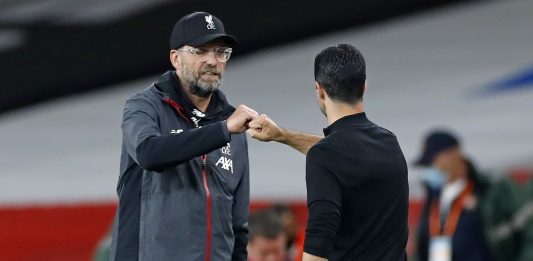 Liverpool's German manager Jurgen Klopp (L) and Arsenal's Spanish head coach Mikel Arteta gesture on the touchline after the English Premier League football match between Arsenal and Liverpool at the Emirates Stadium in London on July 15, 2020. - Arsenal won the game 2-1. (Photo by PAUL CHILDS / POOL / AFP)