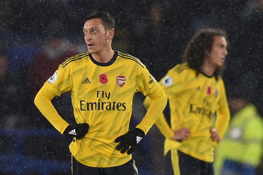 Arsenal's German midfielder Mesut Ozil (L) and Arsenal's French midfielder Matteo Guendouzi (R) reacts as they wait to restart after Leicester City score the opening goal during the English Premier League football match between Leicester City and Arsenal at King Power Stadium in Leicester, central England on November 9, 2019. (Photo by Oli SCARFF / AFP)