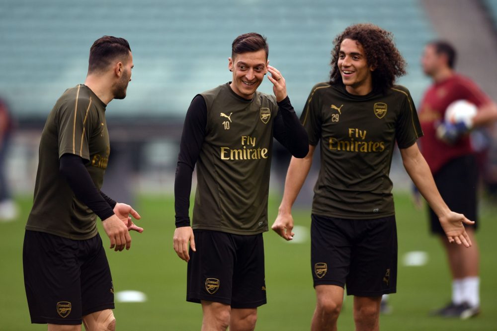 Arsenal's German-born Bosnian defender Sead Kolasinac (L), Arsenal's German midfielder Mesut Ozil (C) and Arsenal's French midfielder Matteo Guendouzi attend a training session at the Baku Olympic Stadium in Baku on May 28, 2019 on the eve of the UEFA Europa League final football match between Chelsea and Arsenal. (Photo by OZAN KOSE / AFP)