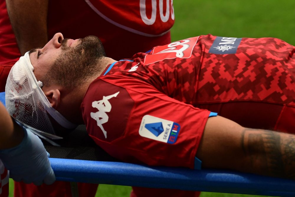 Napoli's Colombian goalkeeper David Ospina is stretched out of the pitch following a head injury during the Italian Serie A football match Atalanta vs Napoli played on July 2, 2020 behind closed doors at the Atleti Azzurri d'Italia stadium in Bergamo, as the country eases its lockdown aimed at curbing the spread of the COVID-19 infection, caused by the novel coronavirus. (Photo by Miguel MEDINA / AFP)