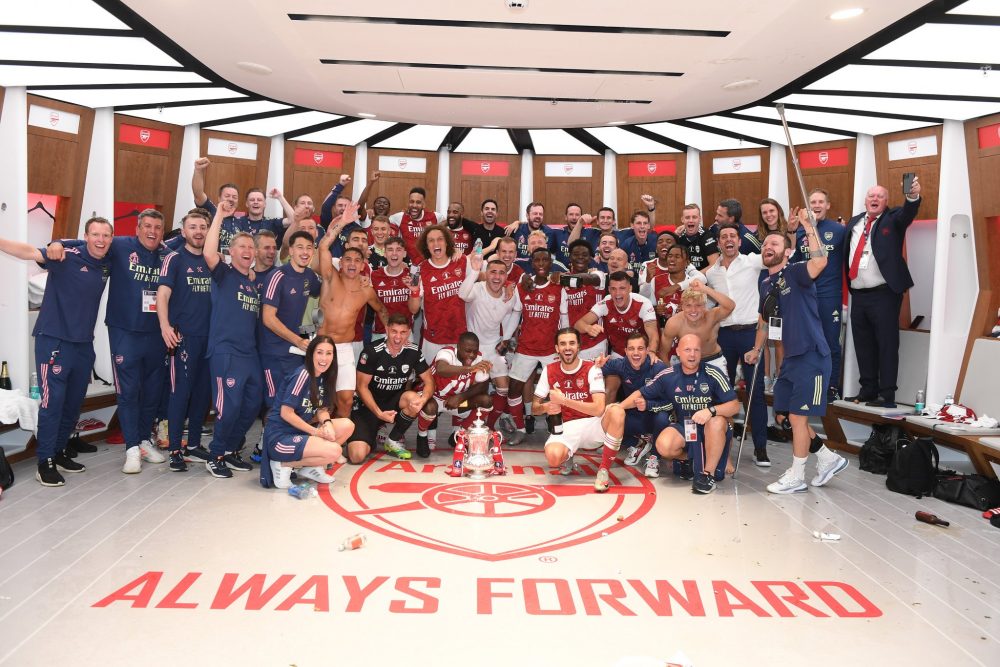 arsenal in dressing room post fa cup win e1596446507374