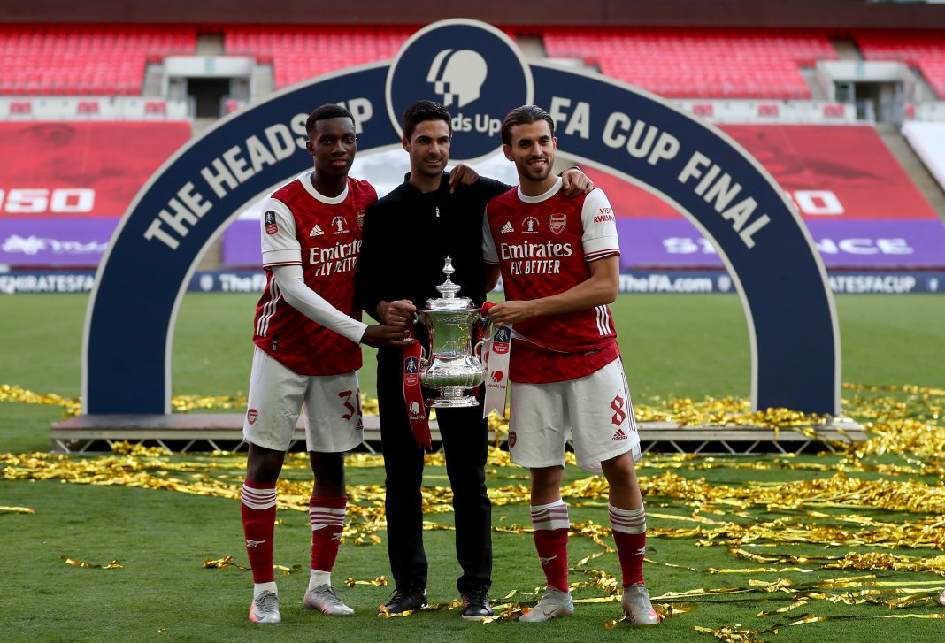 LONDON, ENGLAND - AUGUST 01: Eddie Nketiah of Arsenal , Mikel Arteta, Manager of Arsenal and Dani Ceballos of Arsenal pose with the FA Cup Trophy after their teams victory in the Heads Up FA Cup Final match between Arsenal and Chelsea at Wembley Stadium on August 01, 2020 in London, England. Football Stadiums around Europe remain empty due to the Coronavirus Pandemic as Government social distancing laws prohibit fans inside venues resulting in all fixtures being played behind closed doors. (Photo by Catherine Ivill/Getty Images)