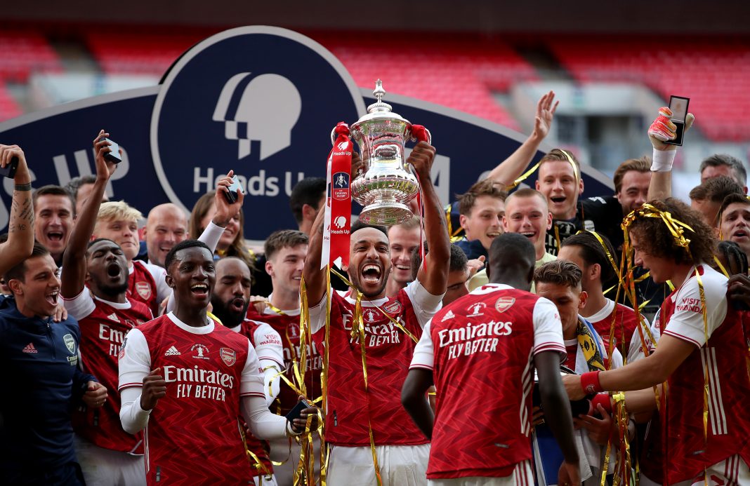 LONDON, ENGLAND - AUGUST 01: Pierre-Emerick Aubameyang of Arsenal lifts the FA Cup Trophy with his team mates after their victory in the Heads Up FA Cup Final match between Arsenal and Chelsea at Wembley Stadium on August 01, 2020 in London, England. Football Stadiums around Europe remain empty due to the Coronavirus Pandemic as Government social distancing laws prohibit fans inside venues resulting in all fixtures being played behind closed doors. (Photo by Adam Davy/Pool via Getty Images)