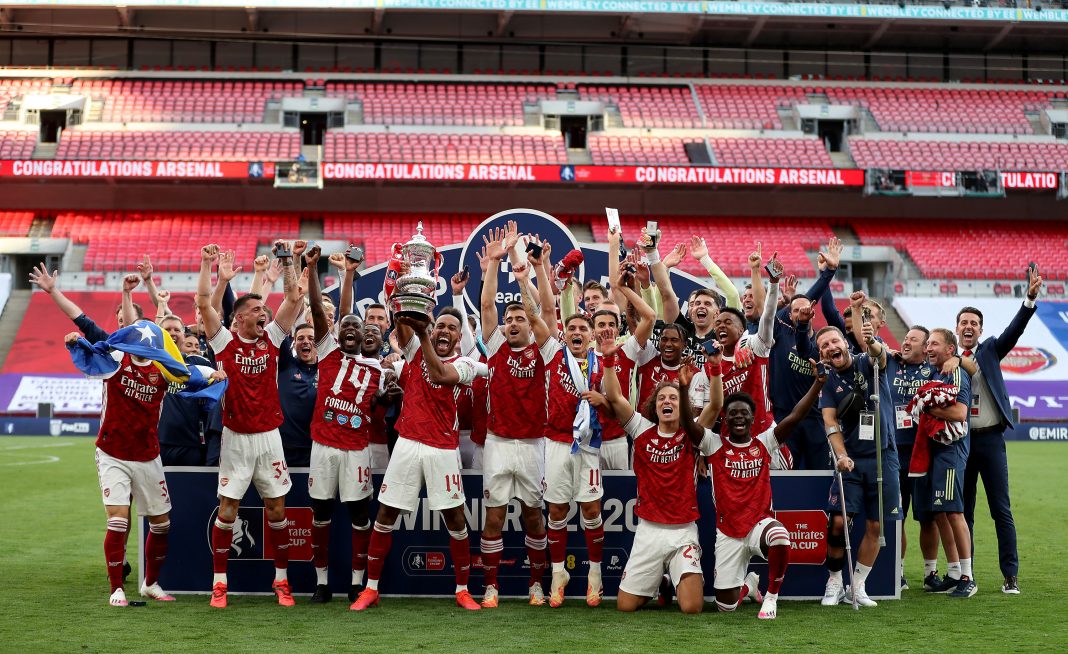 LONDON, ENGLAND - AUGUST 01: Pierre-Emerick Aubameyang of Arsenal lifts the FA Cup Trophy with his team mates after their victory in the Heads Up FA Cup Final match between Arsenal and Chelsea at Wembley Stadium on August 01, 2020 in London, England. Football Stadiums around Europe remain empty due to the Coronavirus Pandemic as Government social distancing laws prohibit fans inside venues resulting in all fixtures being played behind closed doors. (Photo by Catherine Ivill/Getty Images)