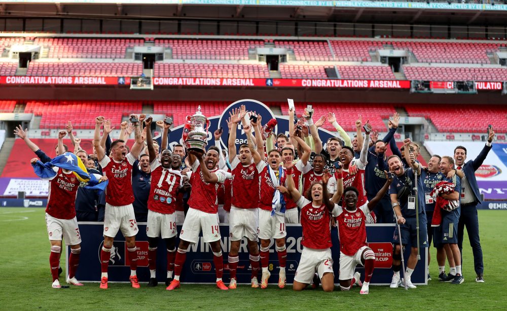 LONDON, ENGLAND - AUGUST 01: Pierre-Emerick Aubameyang of Arsenal lifts the FA Cup Trophy with his team mates after their victory in the Heads Up FA Cup Final match between Arsenal and Chelsea at Wembley Stadium on August 01, 2020 in London, England. Football Stadiums around Europe remain empty due to the Coronavirus Pandemic as Government social distancing laws prohibit fans inside venues resulting in all fixtures being played behind closed doors. (Photo by Catherine Ivill/Getty Images)