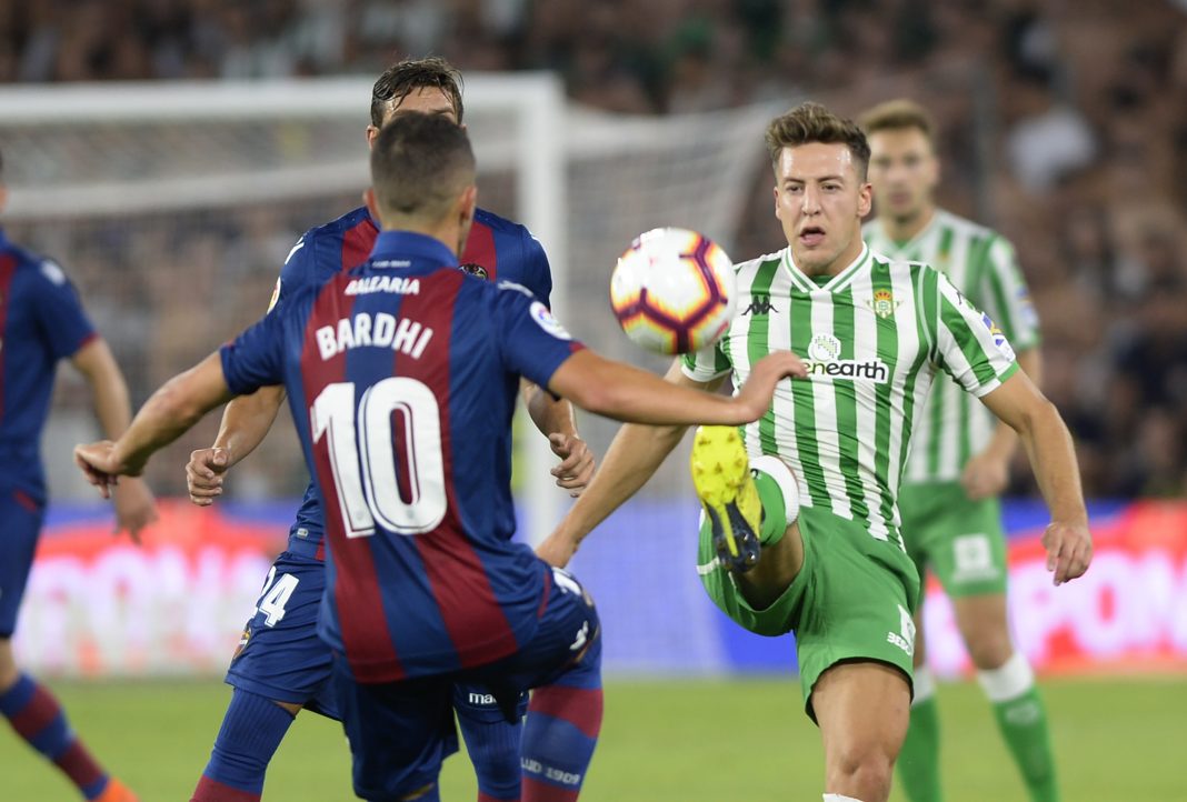 Levante's Macedonian midfielder Enis Bardhi (L) fights for the ball with Real Betis' Spanish forward Francis Guerrero (R) during the Spanish league football match between Real Betis and Levante at the Benito Villamarin stadium in Sevilla on August 17, 2018. (Photo by Cristina Quicler / AFP) (Photo credit should read CRISTINA QUICLER/AFP via Getty Images)
