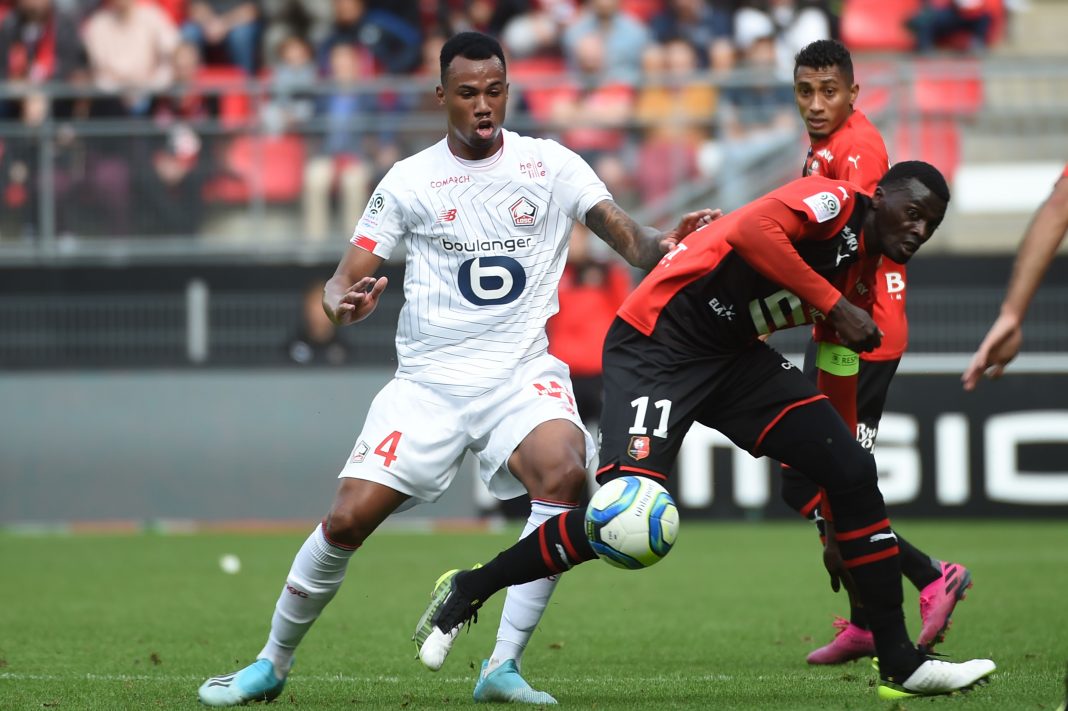 Lille's Brazilian defender Gabriel dos Santos Magalhaes (L) fights for the ball with Rennes' Senegalese forward Mbaye Niang (R)during the French L1 Football match between Rennes (SRFC) and Lille (LOSC), on September 22, 2019, at the Roazhon Park, in Rennes, northwestern France. (Photo by JEAN-FRANCOIS MONIER / AFP)