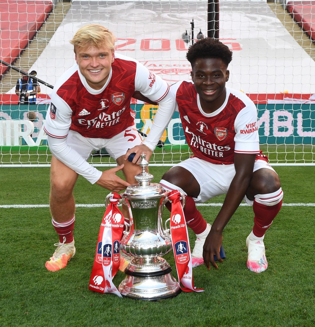 Matt Smith (L) and Bukayo Saka (R) with the FA Cup trophy (Photo via Arsenal on Twitter)