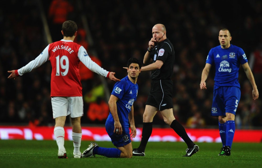 LONDON, ENGLAND - FEBRUARY 01:  Jack Wilshere of Arsenal appeals to referee Lee Mason as Mikel Arteta (2L) and John Heitinga of Everton (R) look on during the Barclays Premier League match between Arsenal and Everton at the Emirates Stadium on February 1, 2011 in London, England.  (Photo by Mike Hewitt/Getty Images)
