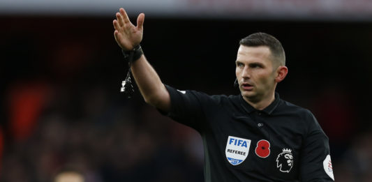 Referee Michael Oliver gestures during the English Premier League football match between Arsenal and Wolverhampton Wanderers at the Emirates Stadium in London on November 2, 2019. (Photo by Ian KINGTON / AFP)