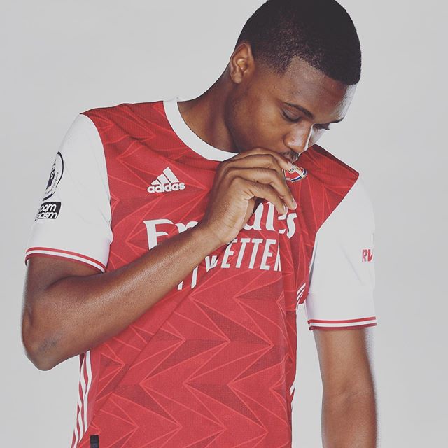 Jonathan Dinzeyi kissing the Arsenal badge (Photo via Dinzeyi on Instagram)