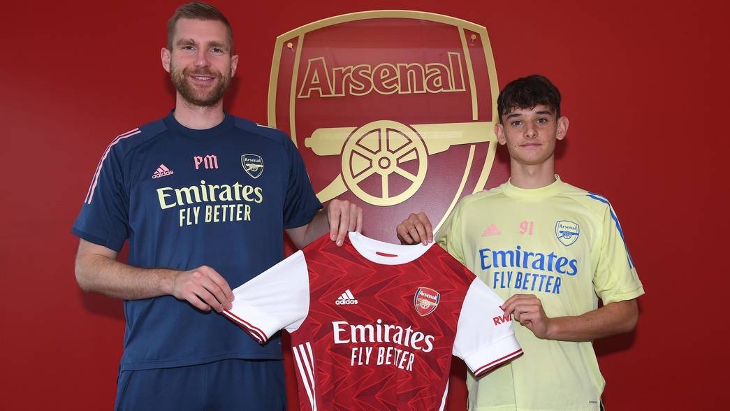 Charlie Patino signs his 1st pro contract with Arsenal with Academy Director Per Mertesacker. Arsenal Training Ground. London Colney, Herts, 16/10/20. Credit : Arsenal Football Club / David Price.