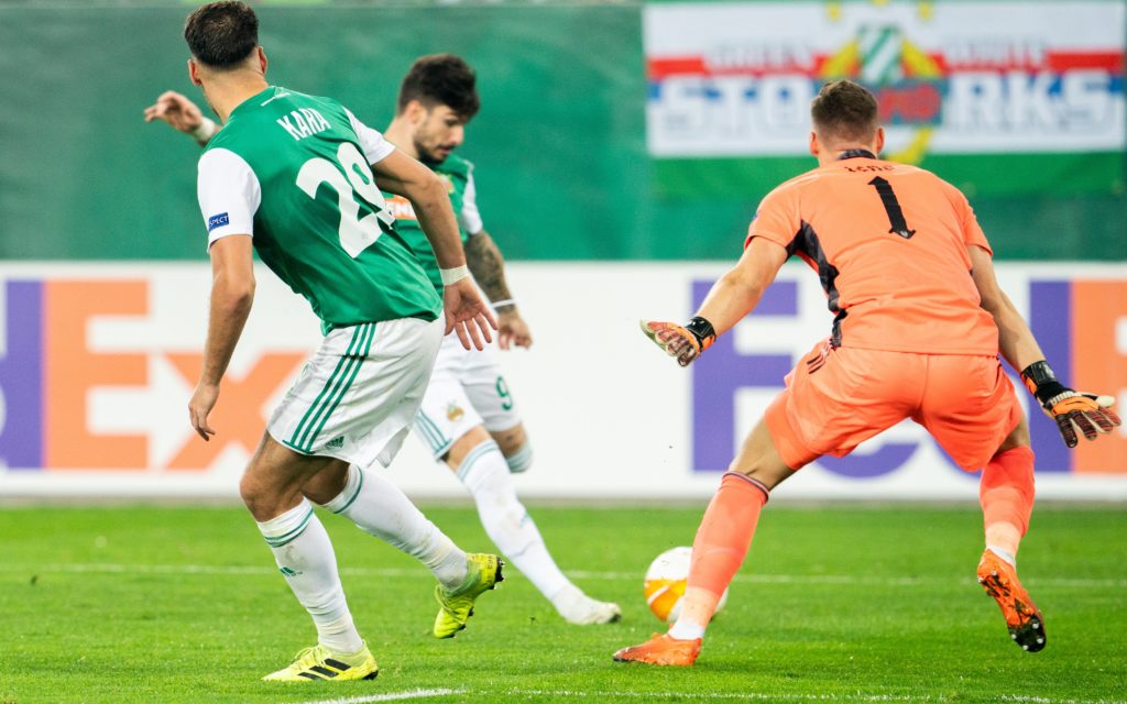 Rapid Wien's Greek midfielder Taxiarchis Fountas (C) shoots the ball to score against Arsenal's German goalkeeper Bernd Leno (R) during the UEFA Europa League Group B football match Rapid Wien v Arsenal in Vienna, Austria on October 22, 2020. (Photo by GEORG HOCHMUTH/AFP via Getty Images)