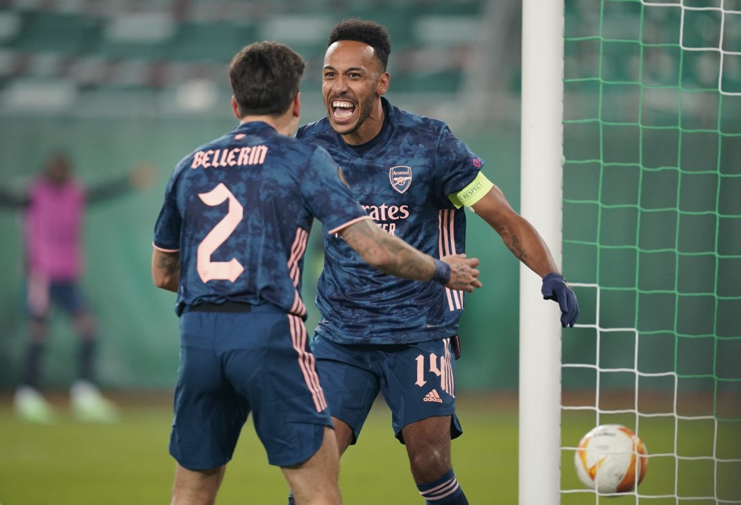 VIENNA, AUSTRIA - OCTOBER 22: Pierre-Emerick Aubameyang of Arsenal celebrates with team mate Hector Bellerin after scoring his sides second goal during the UEFA Europa League Group B stage match between Rapid Wien and Arsenal FC at Allianz Stadion on October 22, 2020 in Vienna, Austria. Rapid Wien are allowing a limited number of 3000 spectators to be in attendance as Covid-19 pandemic restrictions are eased. (Photo by Chris Hofer/Getty Images)