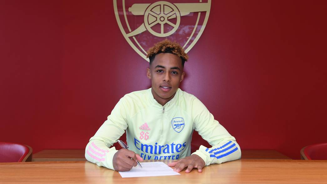 Omari Hutchinson signs his 1st pro contract for Arsenal. Arsenal Training Ground. London Colney, Herts, 30/10/20. Credit : Arsenal Football Club / David Price.