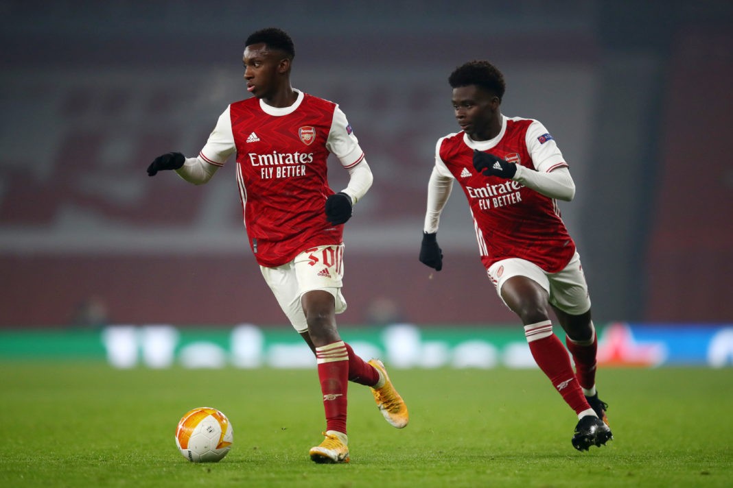 LONDON, ENGLAND: Eddie Nketiah of Arsenal and Bukayo Saka of Arsenal run for the ball during the UEFA Europa League Group B stage match between Arsenal FC and Molde FK at Emirates Stadium on November 05, 2020. (Photo by Julian Finney/Getty Images)