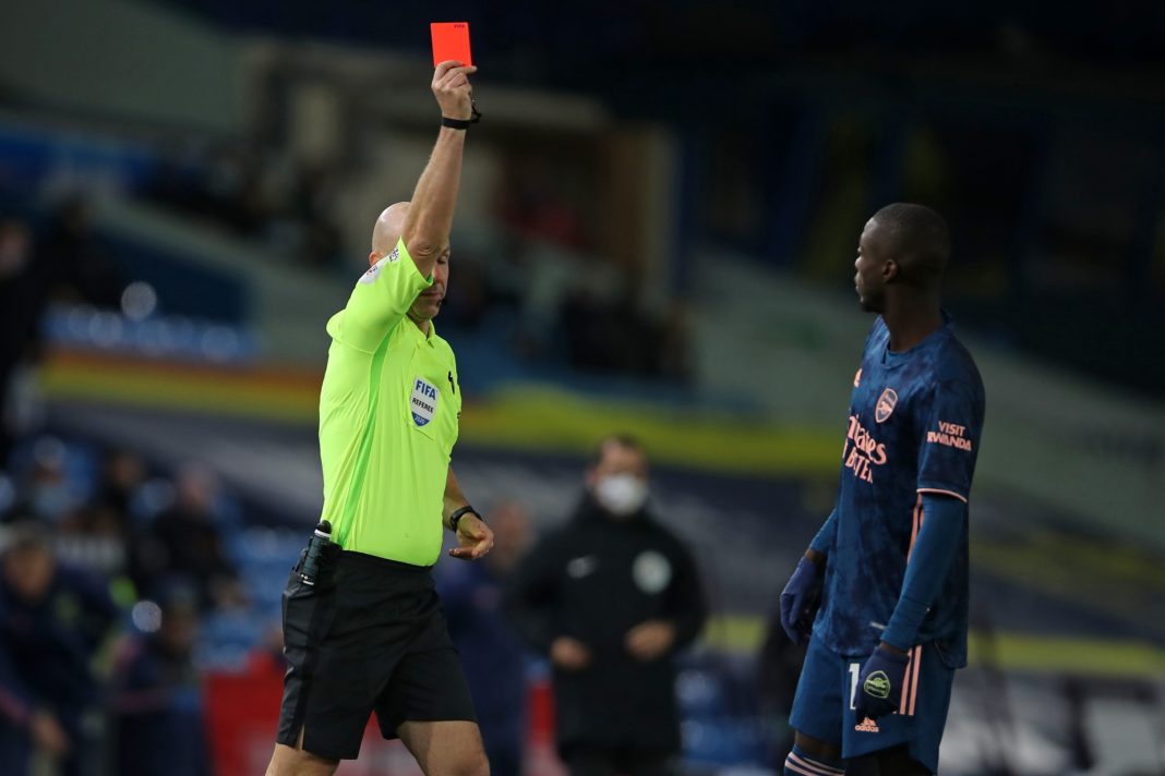 English referee Anthony Taylor shows a red card to Arsenal's French-born Ivorian midfielder Nicolas Pepe (R) after he clashes with Leeds United's Macedonian midfielder Ezgjan Alioski during the English Premier League football match between Leeds United and Arsenal at Elland Road in Leeds, northern England on November 22, 2020. (Photo by MOLLY DARLINGTON / POOL / AFP)