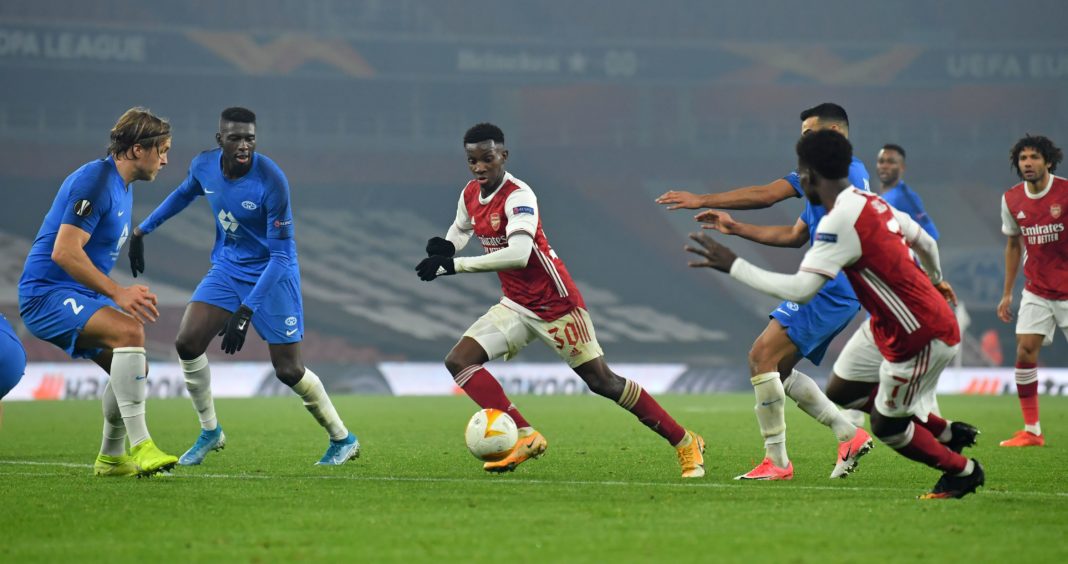 Arsenal's English striker Eddie Nketiah (C) runs in on goal as Molde's Norwegian defender Martin Bjornbak (L) and Molde's Gambian defender Sheriff Sinyan (2nd L) close in during the UEFA Europa League Group B football match between Arsenal and Molde at the Emirates Stadium in London on November 5, 2020. (Photo by GLYN KIRK/AFP via Getty Images)