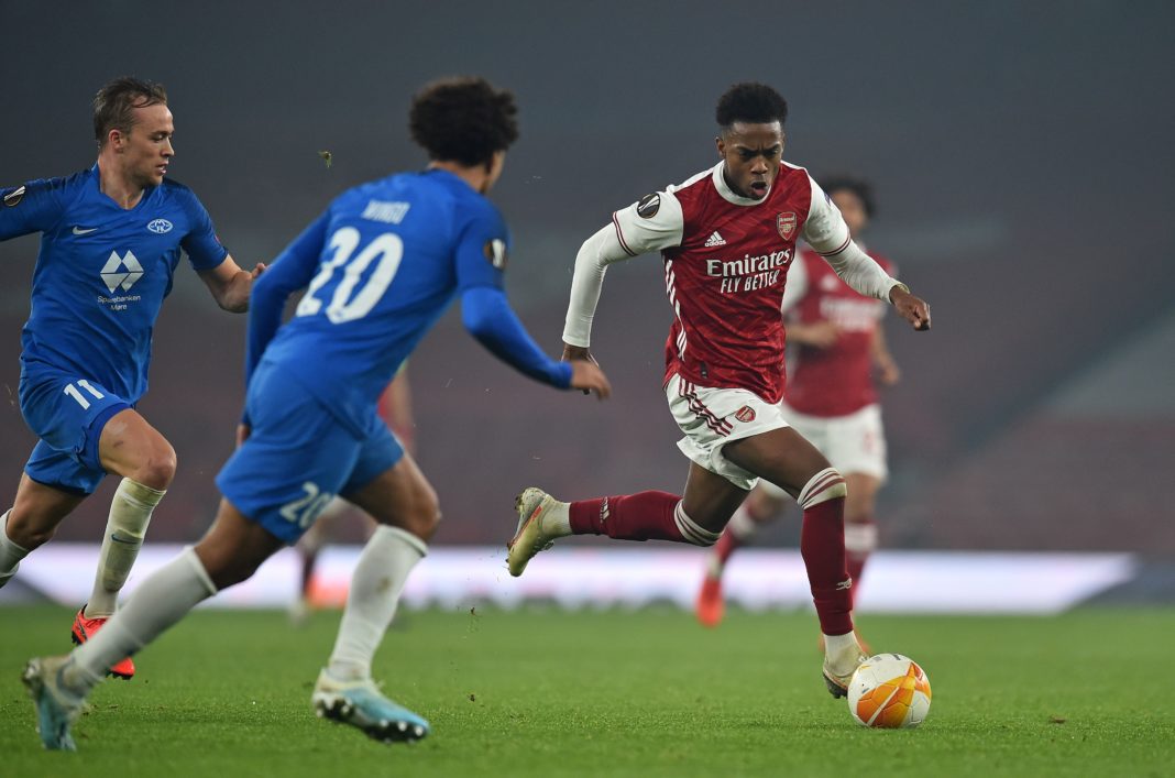 Arsenal's English midfielder Joe Willock (R) runs with the ball during the UEFA Europa League Group B football match between Arsenal and Molde at the Emirates Stadium in London on November 5, 2020. (Photo by GLYN KIRK/AFP via Getty Images)