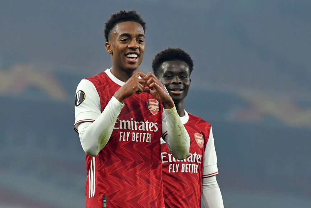 Arsenal's English midfielder Joe Willock (L) celebrates scoring his team's fourth goal during the UEFA Europa League Group B football match between Arsenal and Molde at the Emirates Stadium in London on November 5, 2020. - Arsenal won the game 4-1. (Photo by Glyn KIRK / AFP)